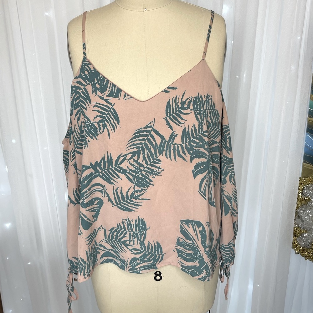 🏝🏝Hawaiian 🏝🏝Mauve and green tropical leaf cold shoulder blouse